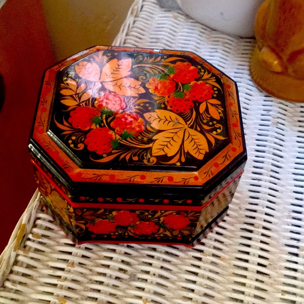 Khokhomola jewelry box